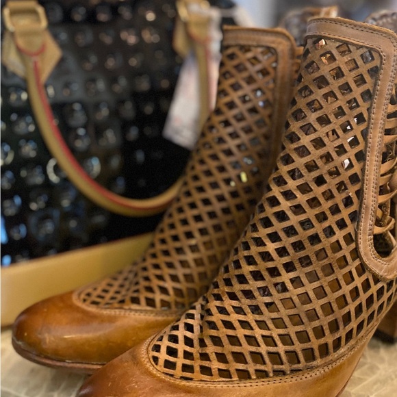 FreeBird by Steve Madden booties corset lattice boots **vintage-read* leather 10 - Picture 3 of 13